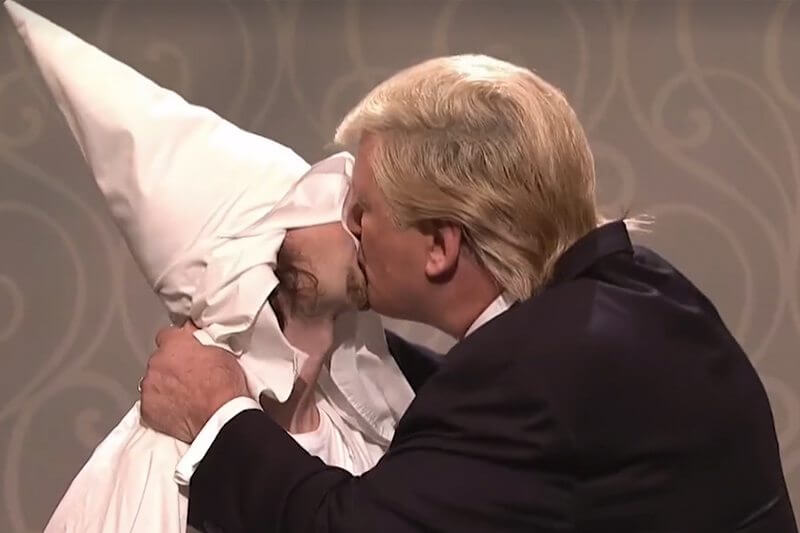 Al Saturday Night Live Donald Trump bacia Putin (e non solo)