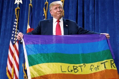Donald Trump srotola una bandiera arcobaleno ad un rally in Colorado - trump - Gay.it