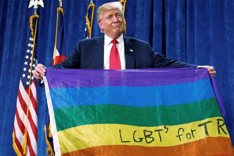 Donald Trump srotola una bandiera arcobaleno ad un rally in Colorado
