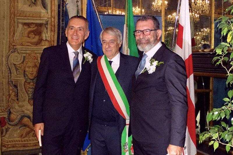 Milano: l’ex sindaco Pisapia indossa di nuovo la fascia tricolore e unisce civilmente Giambattista e Carlo!