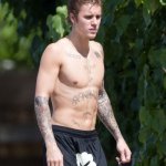 Justin Bieber con simbolo checked sui genitali e boxer rosa alle Barbados - Thumbnail