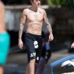Justin Bieber con simbolo checked sui genitali e boxer rosa alle Barbados - Thumbnail