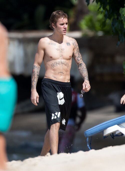 Justin Bieber con simbolo checked sui genitali e boxer rosa alle Barbados
