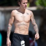 Justin Bieber con simbolo checked sui genitali e boxer rosa alle Barbados - Thumbnail