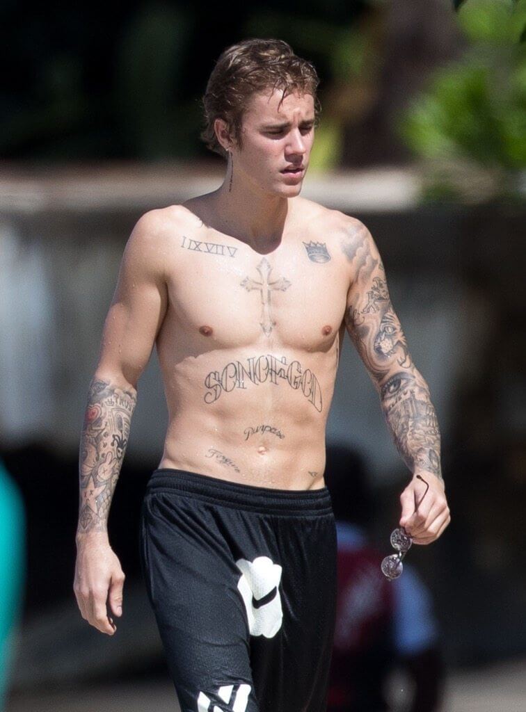 Justin Bieber con simbolo checked sui genitali e boxer rosa alle Barbados