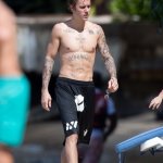 Justin Bieber con simbolo checked sui genitali e boxer rosa alle Barbados - Thumbnail