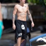 Justin Bieber con simbolo checked sui genitali e boxer rosa alle Barbados - Thumbnail