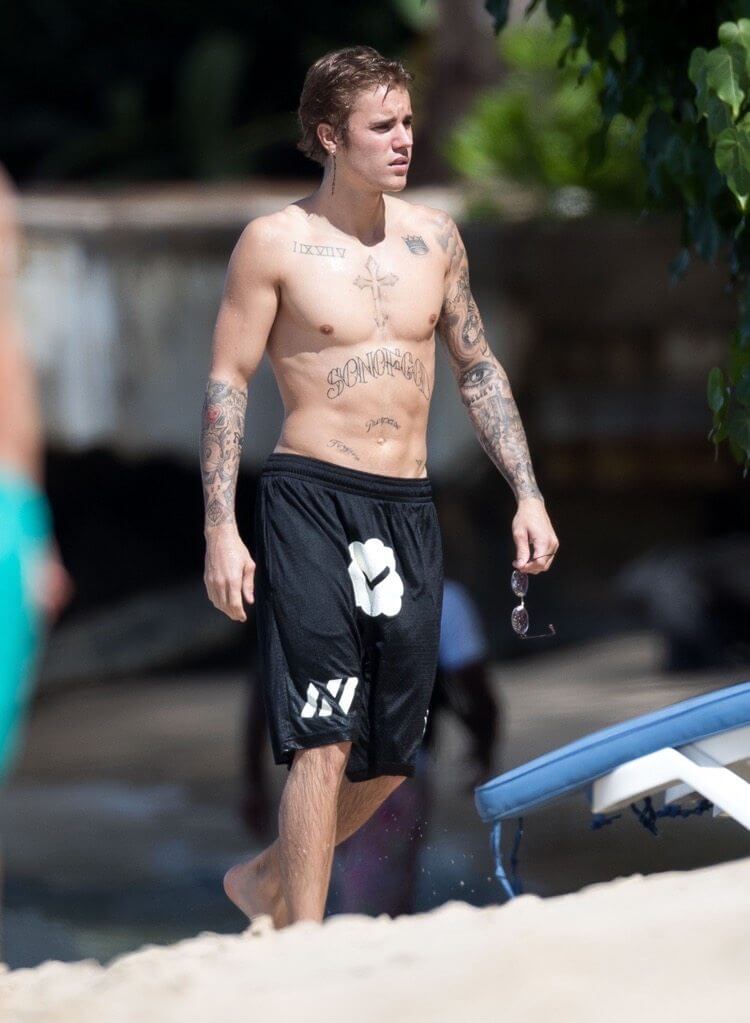 Justin Bieber con simbolo checked sui genitali e boxer rosa alle Barbados