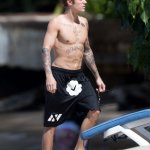 Justin Bieber con simbolo checked sui genitali e boxer rosa alle Barbados - Thumbnail