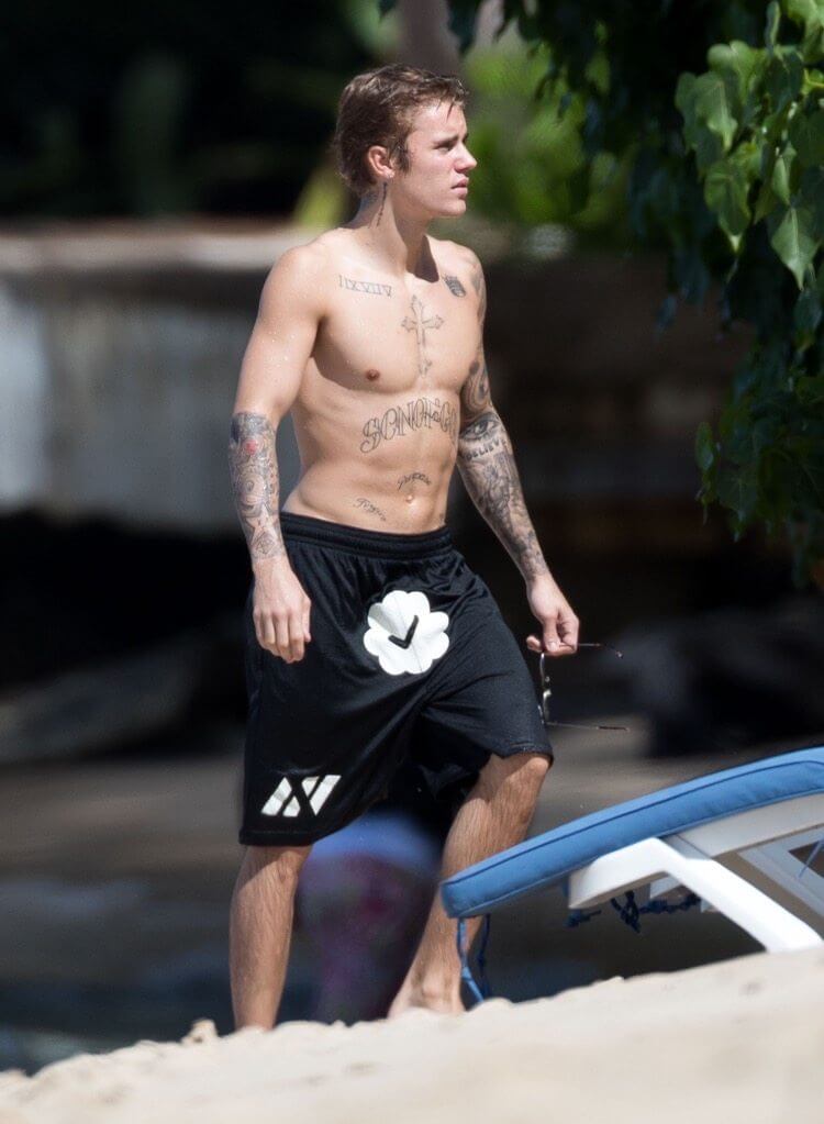 Justin Bieber con simbolo checked sui genitali e boxer rosa alle Barbados