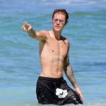 Justin Bieber con simbolo checked sui genitali e boxer rosa alle Barbados - Thumbnail