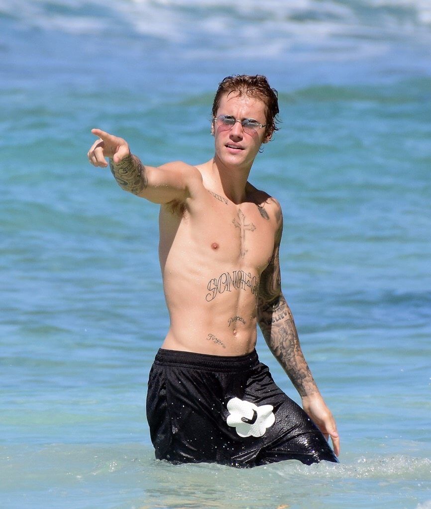 Justin Bieber con simbolo checked sui genitali e boxer rosa alle Barbados