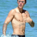 Justin Bieber con simbolo checked sui genitali e boxer rosa alle Barbados - Thumbnail