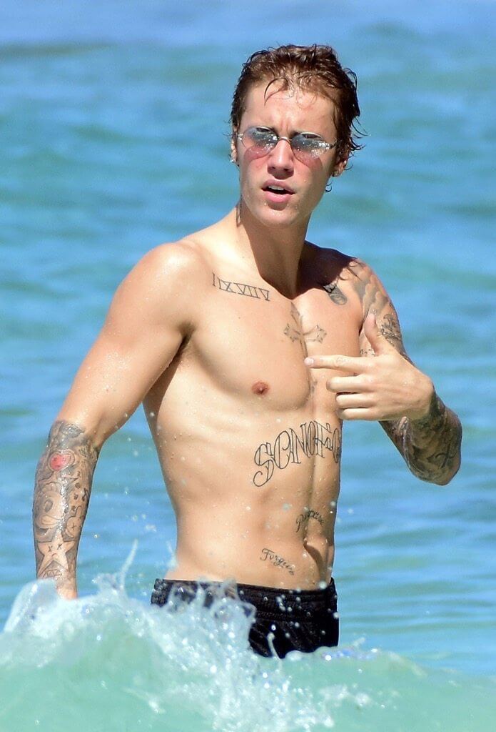 Justin Bieber con simbolo checked sui genitali e boxer rosa alle Barbados
