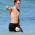 Justin Bieber con simbolo checked sui genitali e boxer rosa alle Barbados - Thumbnail