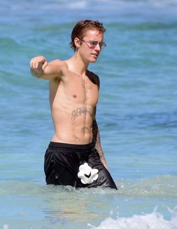 Justin Bieber con simbolo checked sui genitali e boxer rosa alle Barbados