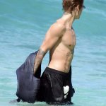 Justin Bieber con simbolo checked sui genitali e boxer rosa alle Barbados - Thumbnail