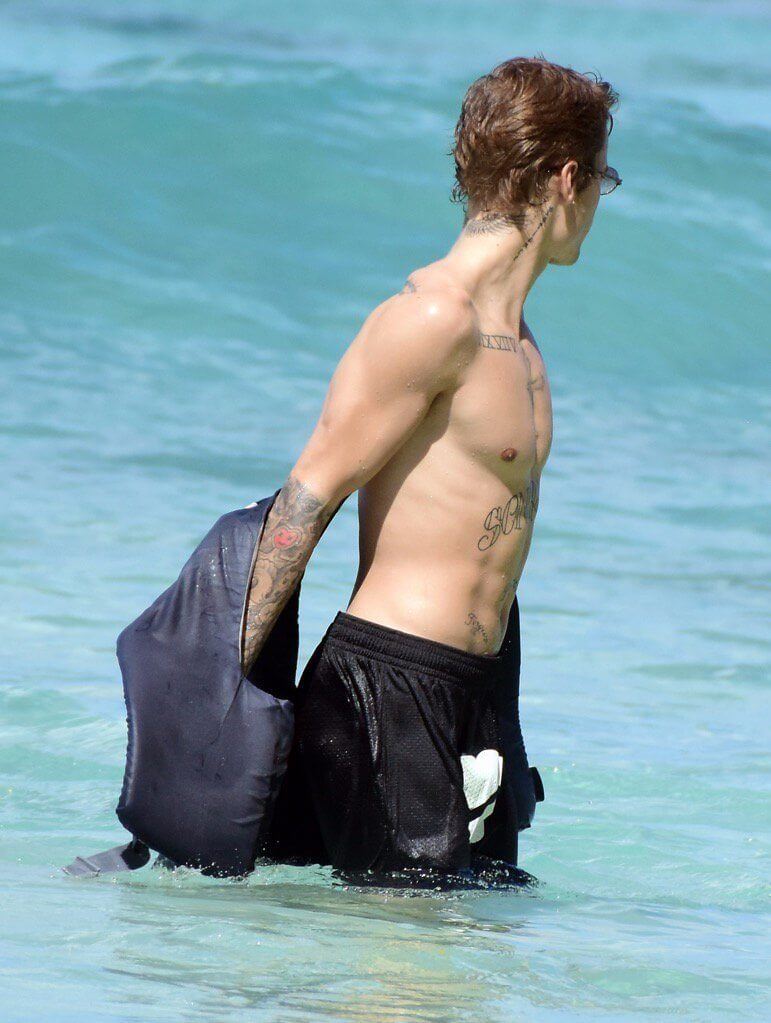 Justin Bieber con simbolo checked sui genitali e boxer rosa alle Barbados