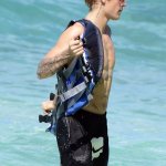 Justin Bieber con simbolo checked sui genitali e boxer rosa alle Barbados - Thumbnail