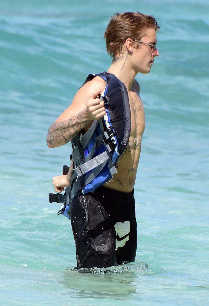 Justin Bieber con simbolo checked sui genitali e boxer rosa alle Barbados