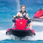 Justin Bieber con simbolo checked sui genitali e boxer rosa alle Barbados - Thumbnail