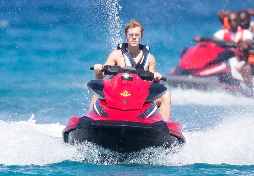 Justin Bieber con simbolo checked sui genitali e boxer rosa alle Barbados