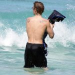 Justin Bieber con simbolo checked sui genitali e boxer rosa alle Barbados - Thumbnail