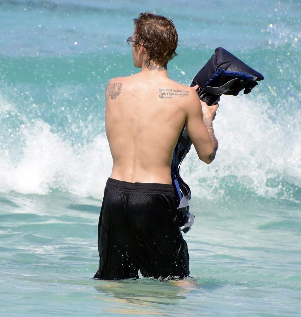 Justin Bieber con simbolo checked sui genitali e boxer rosa alle Barbados