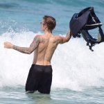 Justin Bieber con simbolo checked sui genitali e boxer rosa alle Barbados - Thumbnail