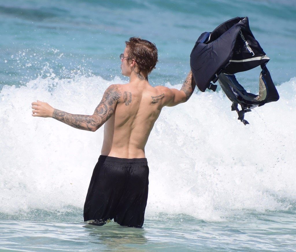 Justin Bieber con simbolo checked sui genitali e boxer rosa alle Barbados
