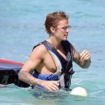 Justin Bieber con simbolo checked sui genitali e boxer rosa alle Barbados - Thumbnail