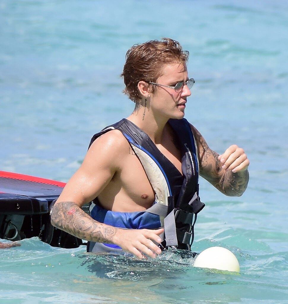 Justin Bieber con simbolo checked sui genitali e boxer rosa alle Barbados