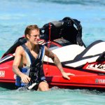 Justin Bieber con simbolo checked sui genitali e boxer rosa alle Barbados - Thumbnail