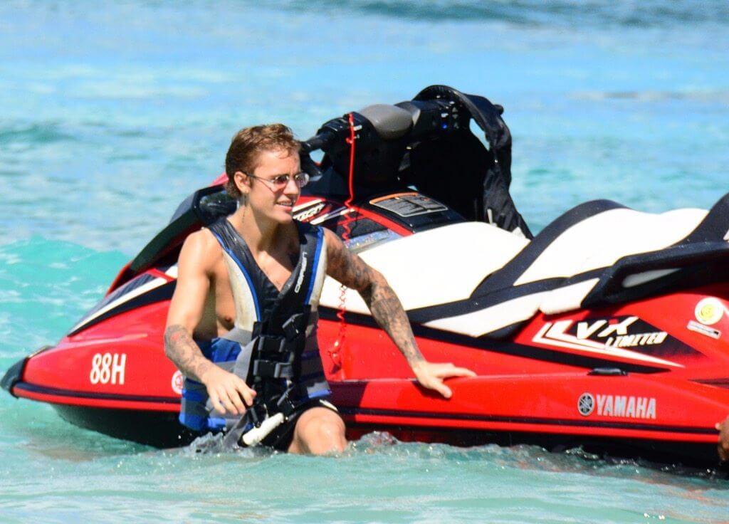Justin Bieber con simbolo checked sui genitali e boxer rosa alle Barbados