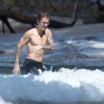 Justin Bieber con simbolo checked sui genitali e boxer rosa alle Barbados - Thumbnail