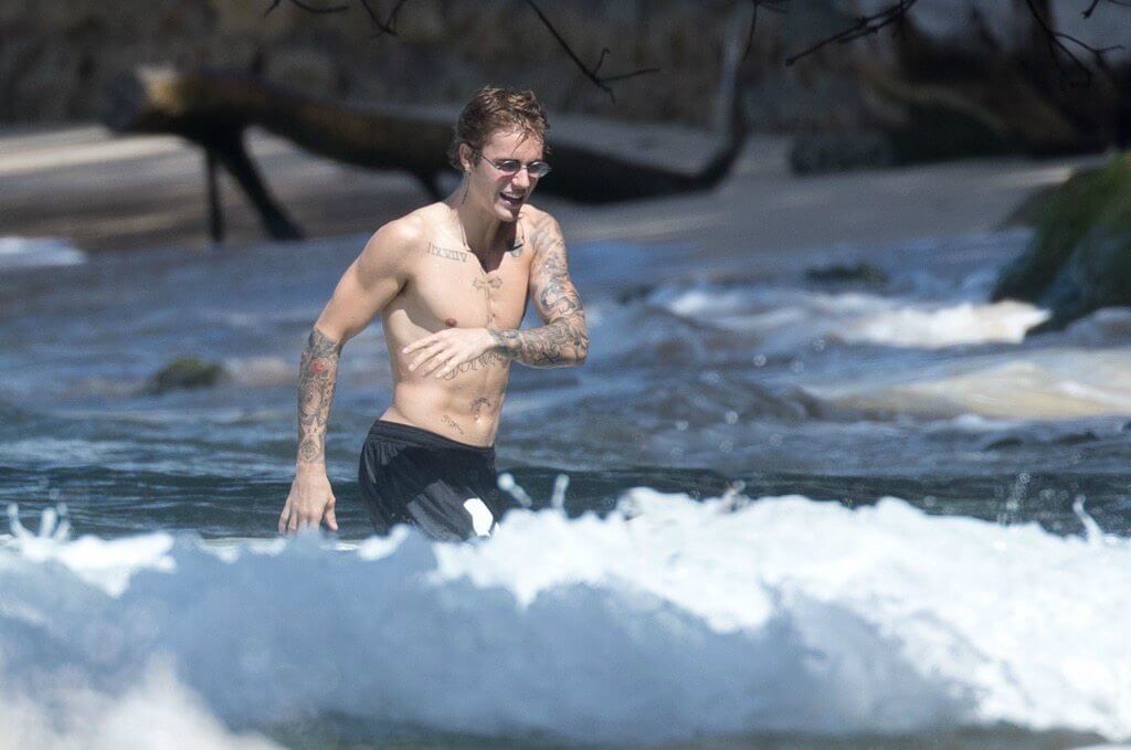 Justin Bieber con simbolo checked sui genitali e boxer rosa alle Barbados