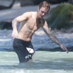 Justin Bieber con simbolo checked sui genitali e boxer rosa alle Barbados - Thumbnail