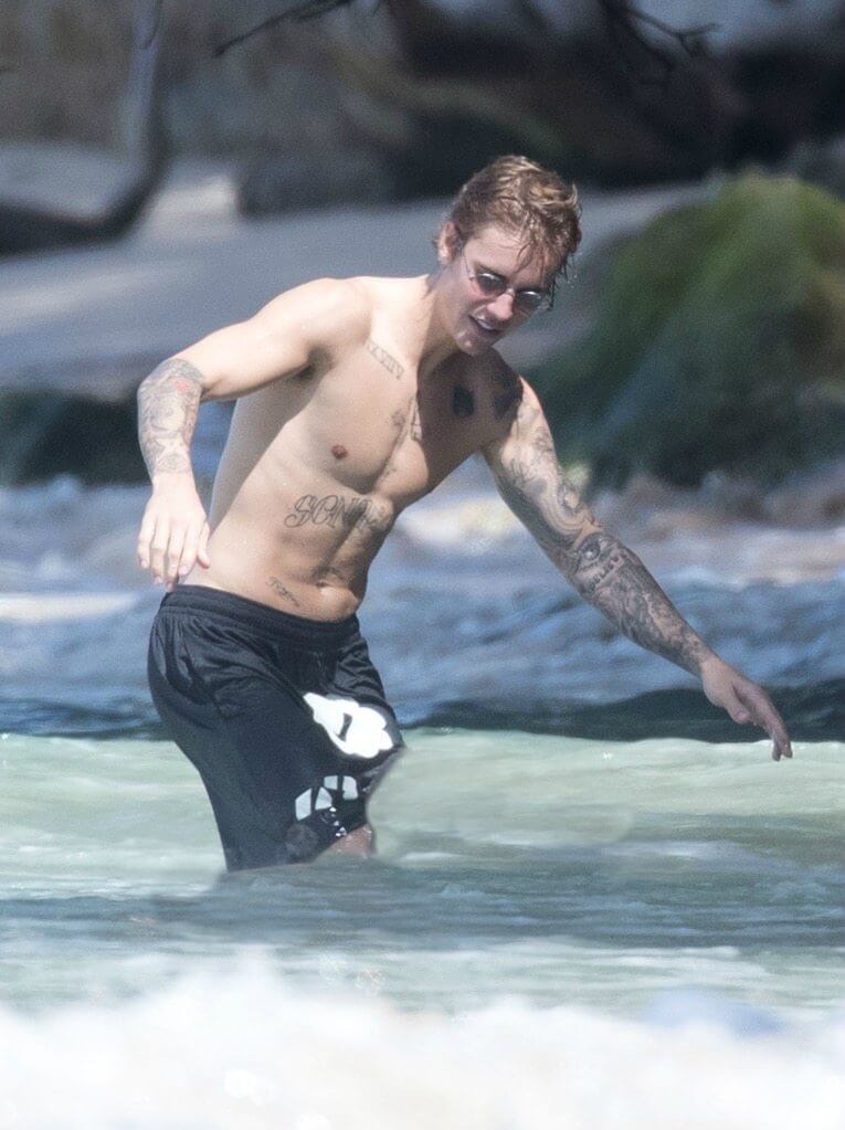 Justin Bieber con simbolo checked sui genitali e boxer rosa alle Barbados