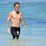 Justin Bieber con simbolo checked sui genitali e boxer rosa alle Barbados - Thumbnail