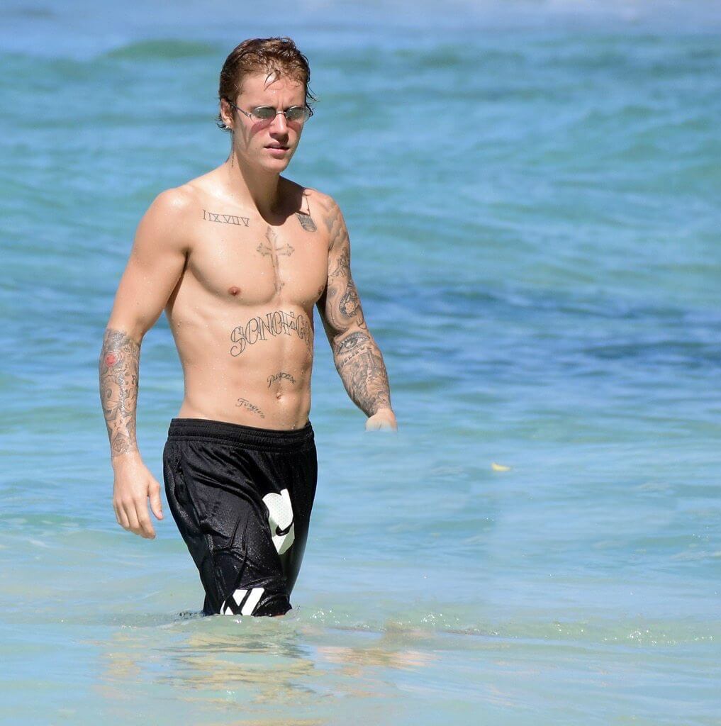 Justin Bieber con simbolo checked sui genitali e boxer rosa alle Barbados