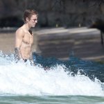 Justin Bieber con simbolo checked sui genitali e boxer rosa alle Barbados - Thumbnail