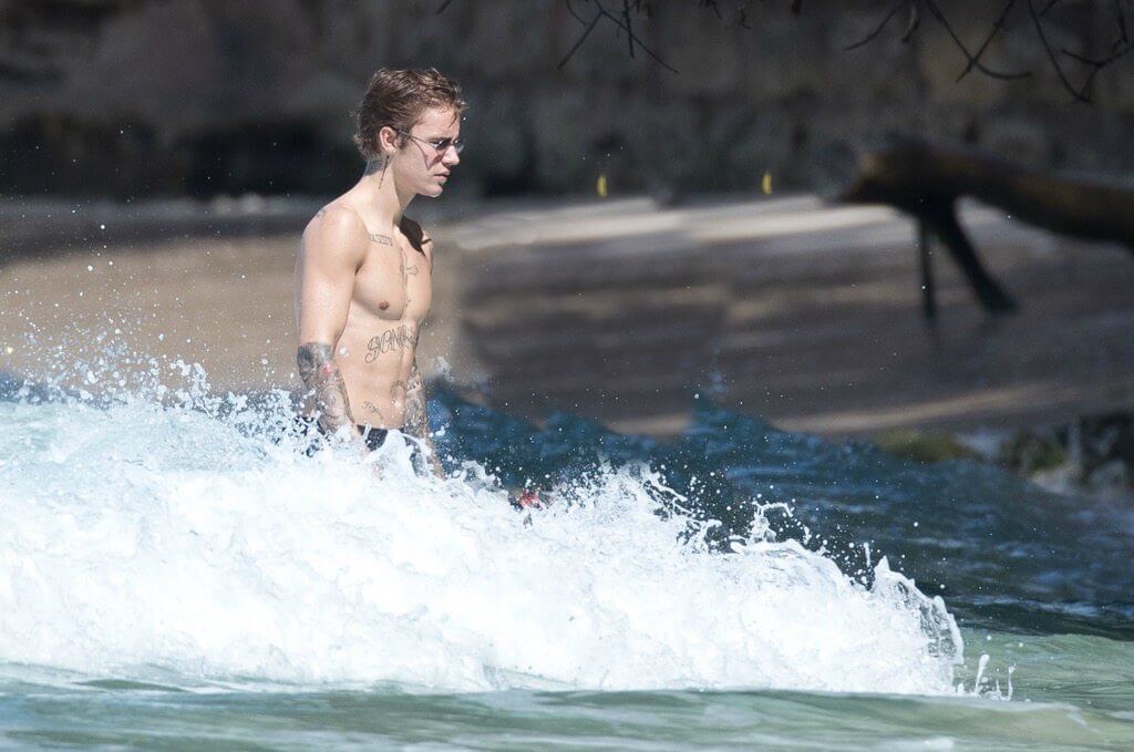 Justin Bieber con simbolo checked sui genitali e boxer rosa alle Barbados