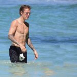 Justin Bieber con simbolo checked sui genitali e boxer rosa alle Barbados - Thumbnail