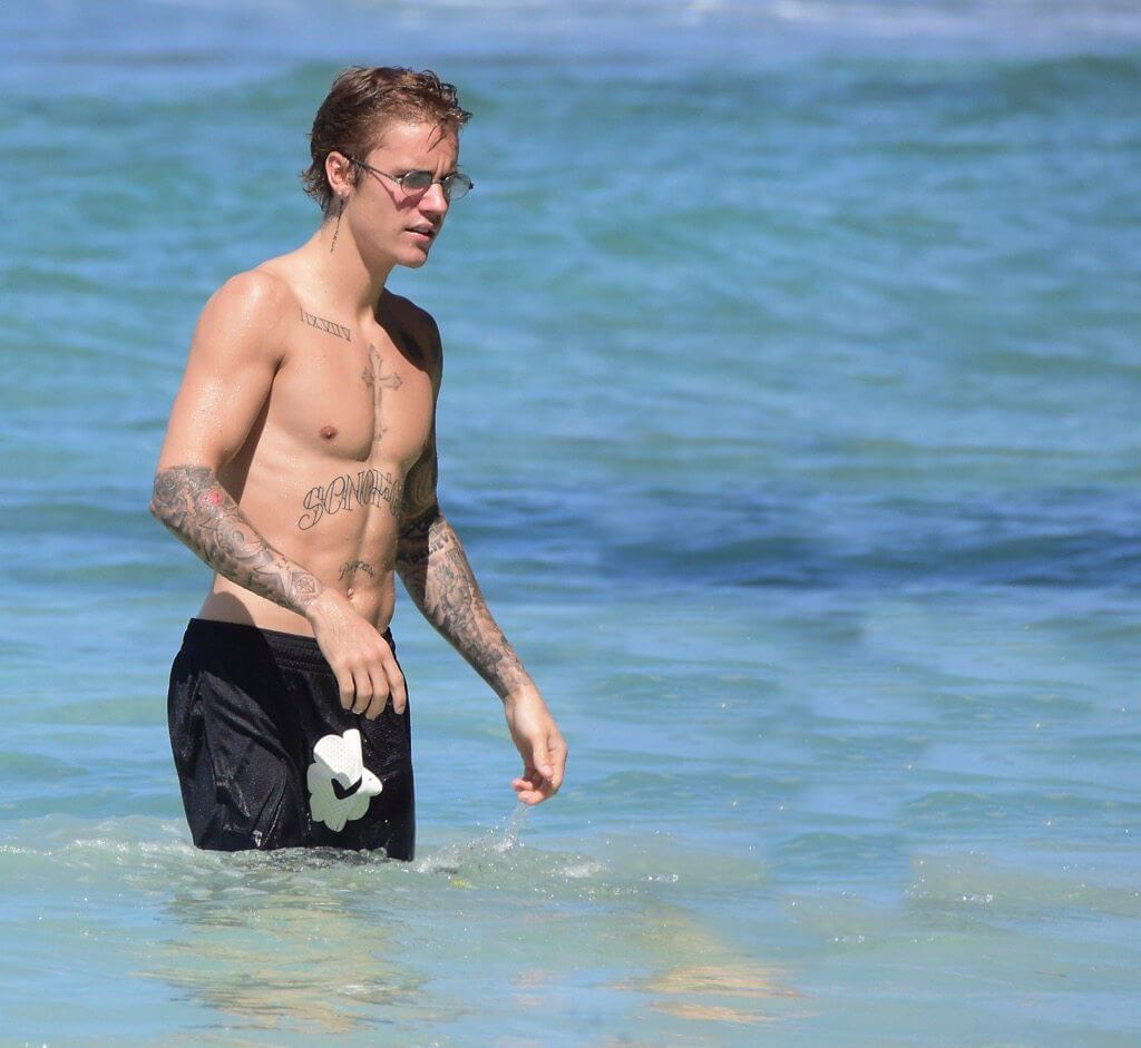 Justin Bieber con simbolo checked sui genitali e boxer rosa alle Barbados