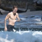 Justin Bieber con simbolo checked sui genitali e boxer rosa alle Barbados - Thumbnail
