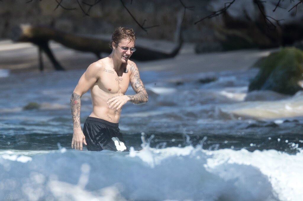 Justin Bieber con simbolo checked sui genitali e boxer rosa alle Barbados