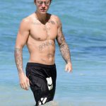 Justin Bieber con simbolo checked sui genitali e boxer rosa alle Barbados - Thumbnail
