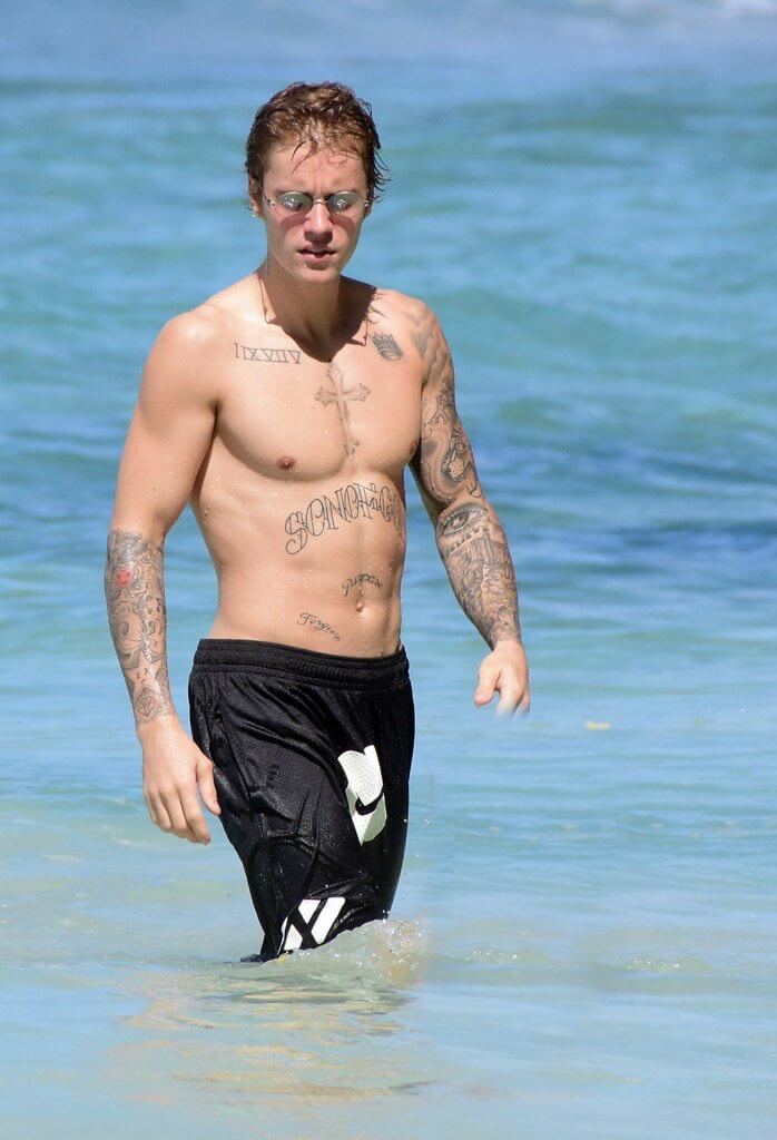 Justin Bieber con simbolo checked sui genitali e boxer rosa alle Barbados