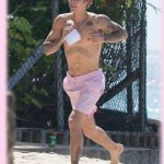 Justin Bieber con simbolo checked sui genitali e boxer rosa alle Barbados - Thumbnail