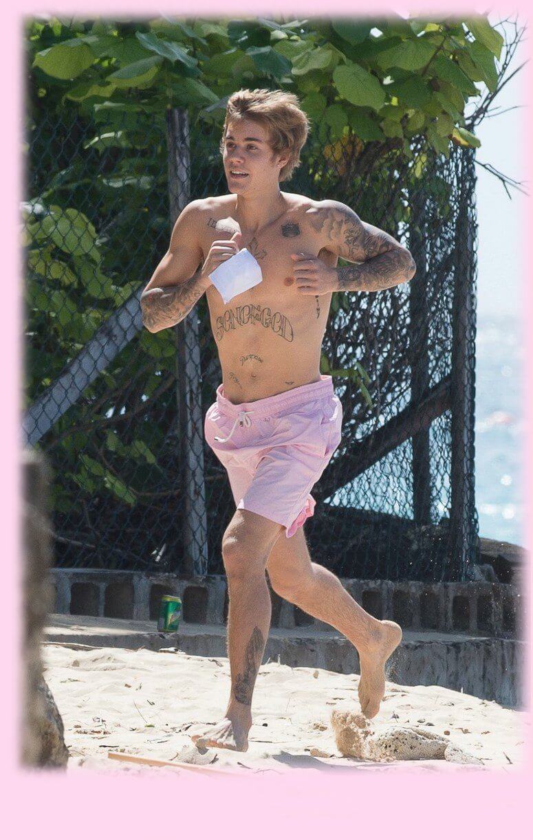 Justin Bieber con simbolo checked sui genitali e boxer rosa alle Barbados
